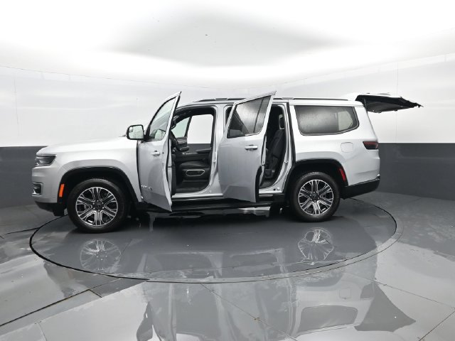 Used 2025 Jeep Wagoneer Series II AWD/4WD image 35