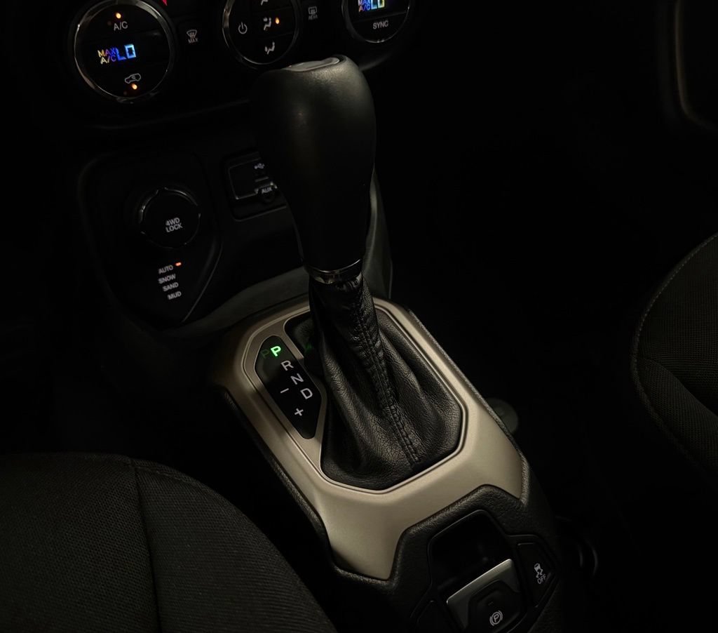 Used 2015 Jeep Renegade Latitude w/ Popular Equipment Group AWD/4WD image 21