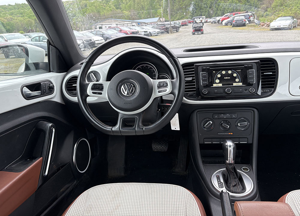 Used 2015 Volkswagen Beetle 1.8T Classic FWD image 6