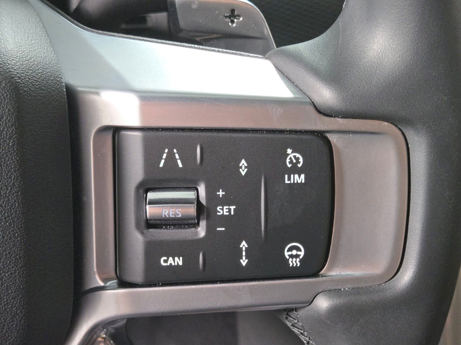 Used 2025 Land Rover Discovery Dynamic SE image 25