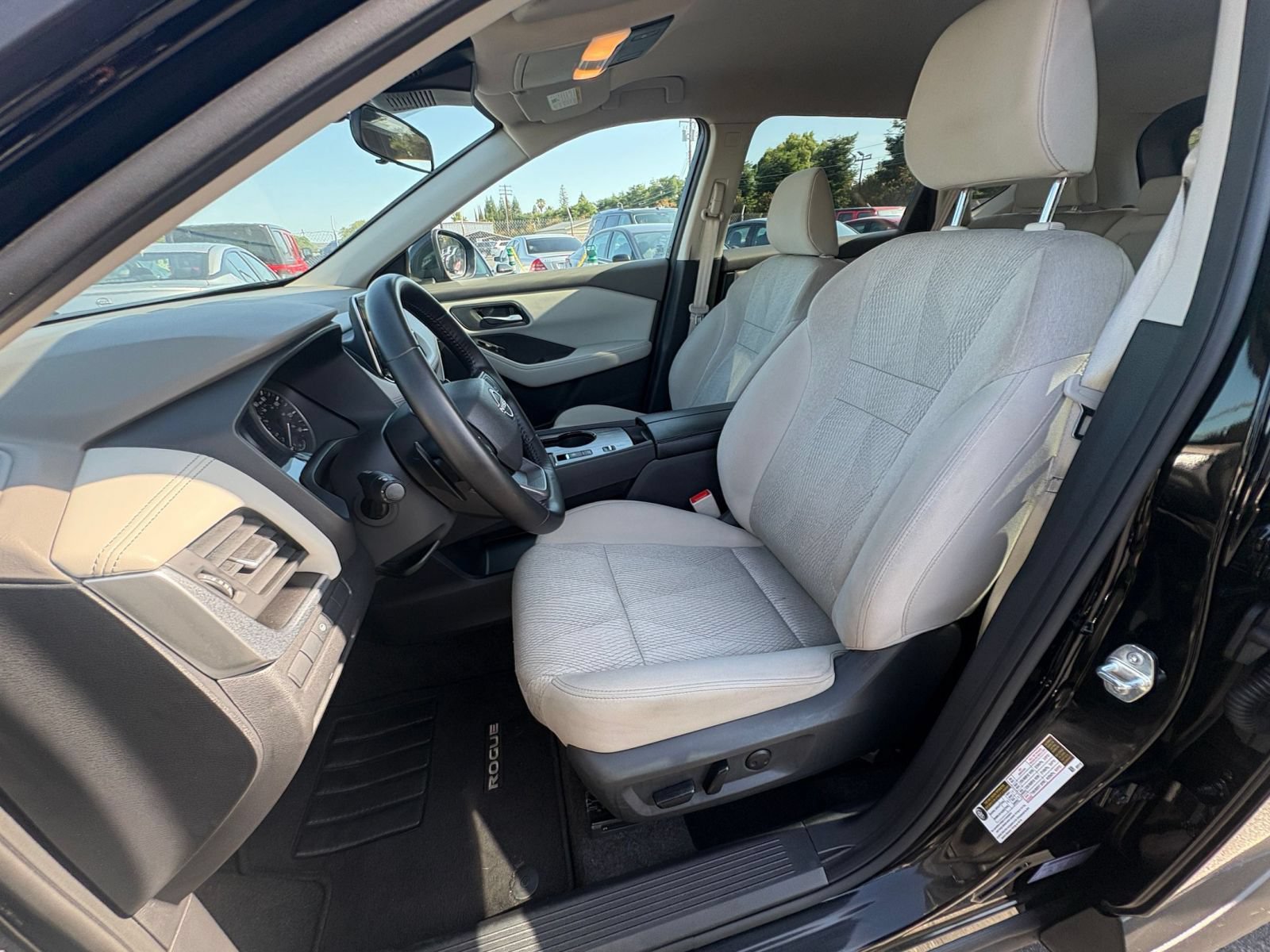 Used 2025 Nissan Rogue SV FWD image 38