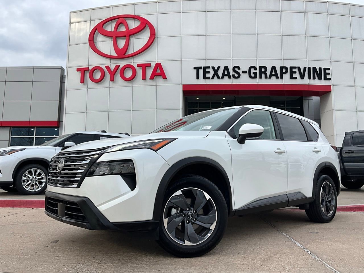 Used 2025 Nissan Rogue SV image 2