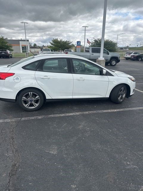 Used 2018 Ford Focus SE w/ SE Appearance Package FWD image 3