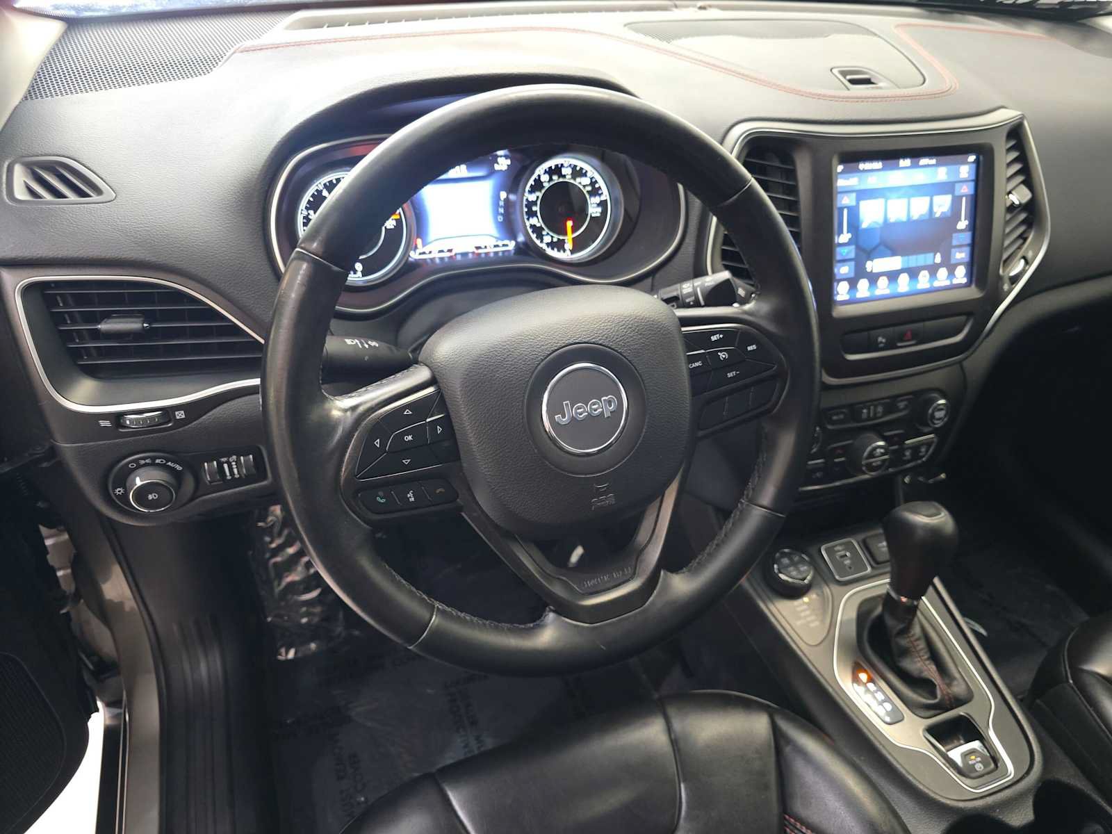 Used 2019 Jeep Cherokee Trailhawk w/ Trailer Tow Group AWD/4WD image 2