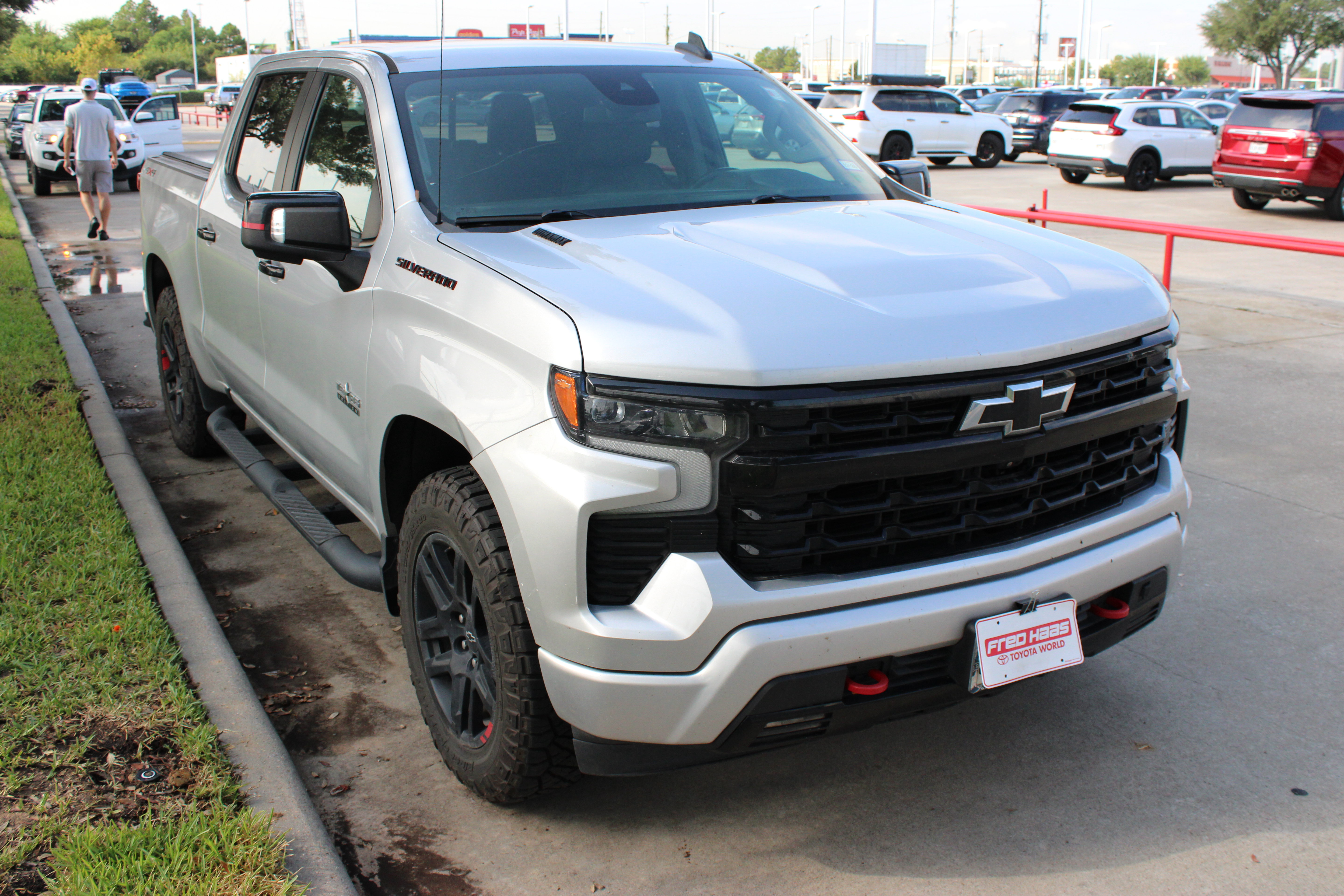 Used 2022 Chevrolet Silverado 1500 RST w/ Redline Edition AWD/4WD image 2