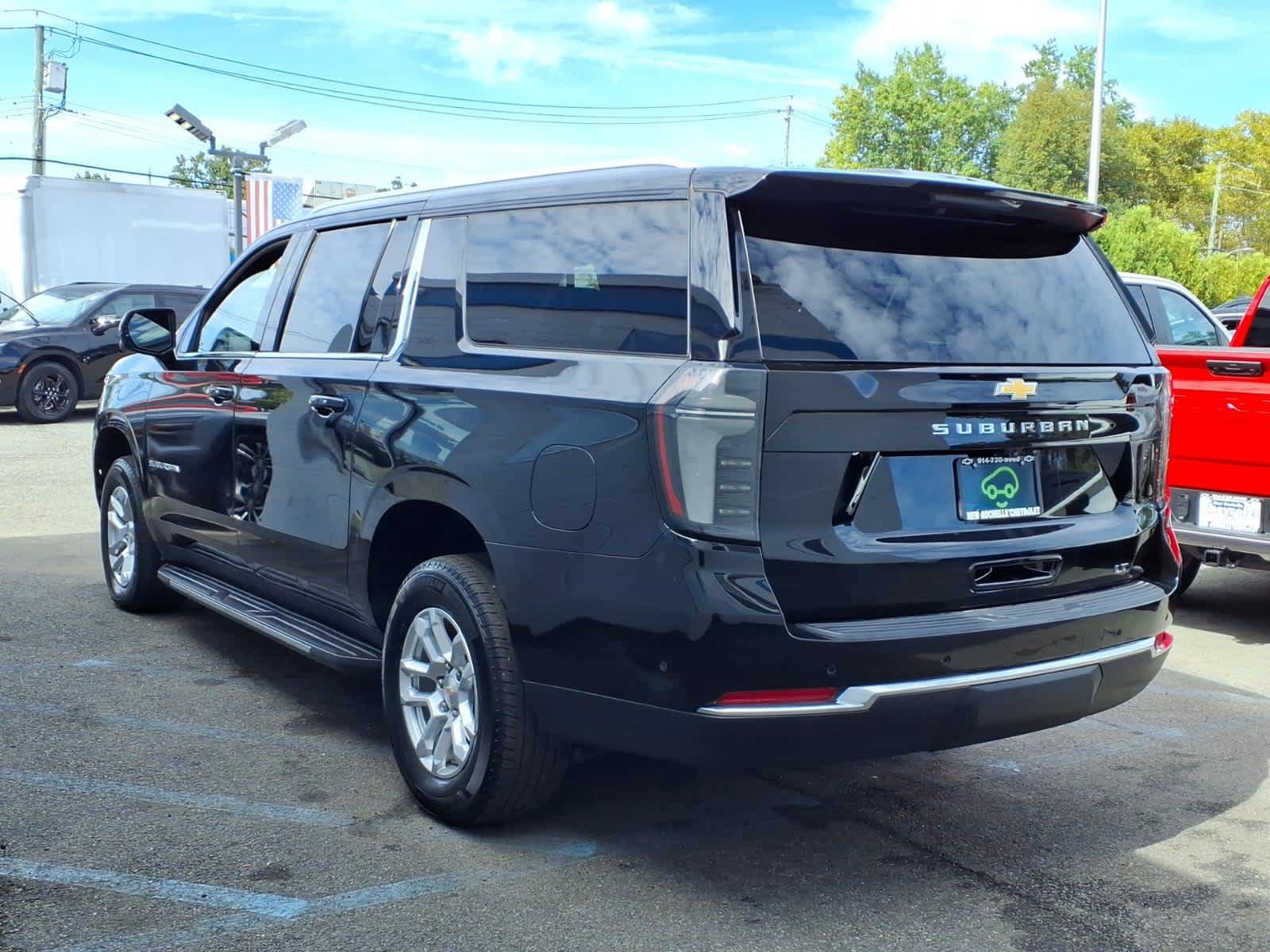 Used 2026 Chevrolet Suburban LT w/ Comfort Package AWD/4WD image 4