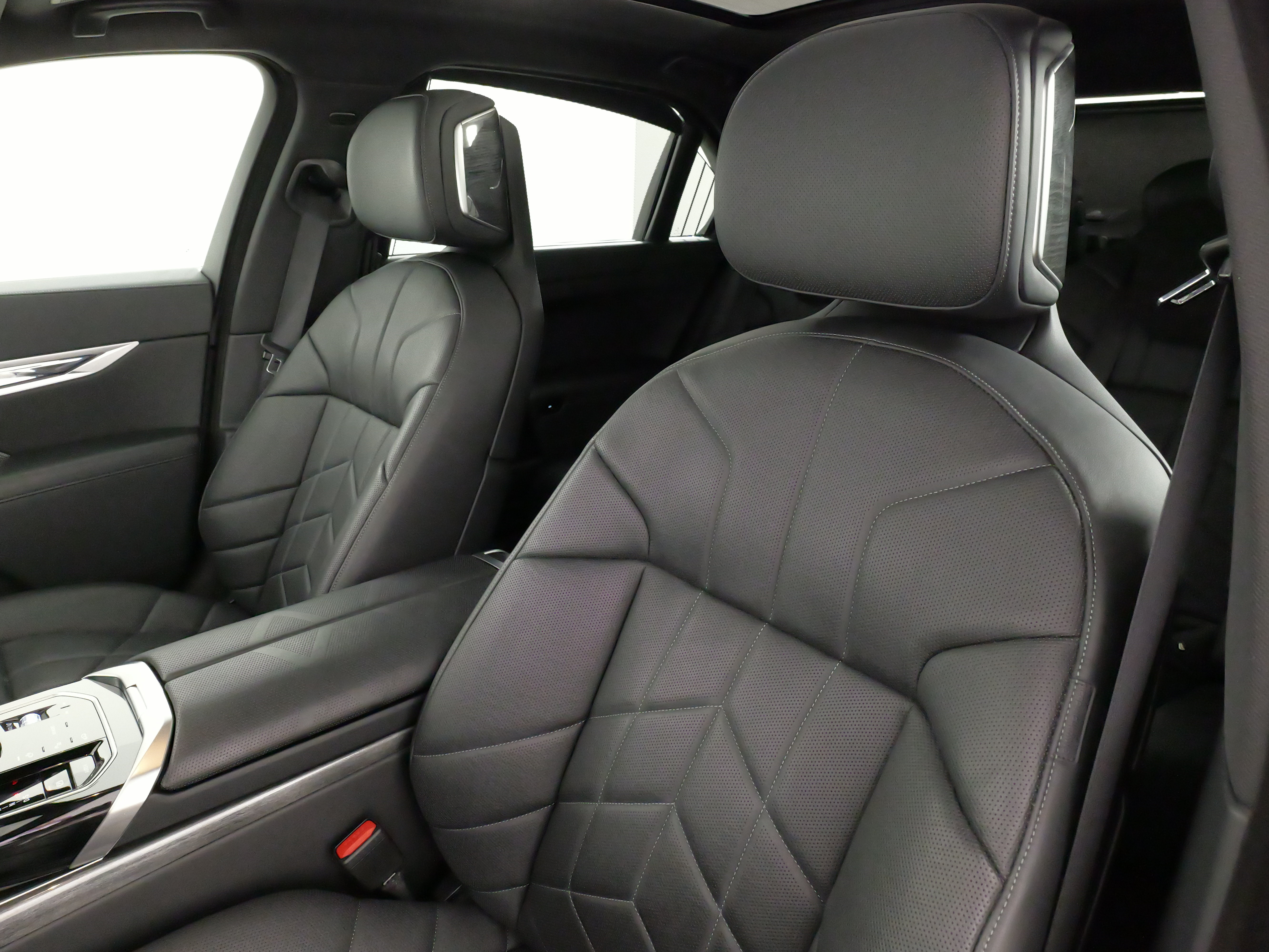 Used 2023 BMW 740i w/ Executive Package RWD image 32