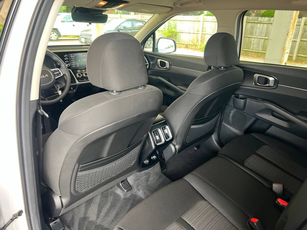 Certified 2022 Kia Sorento LX FWD image 9