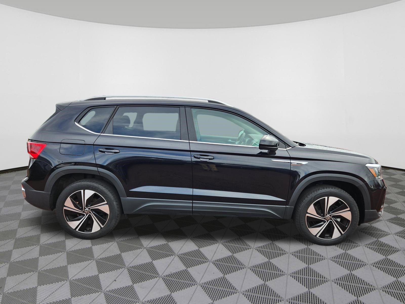Used 2023 Volkswagen Taos SE w/ Panoramic Sunroof Package image 6