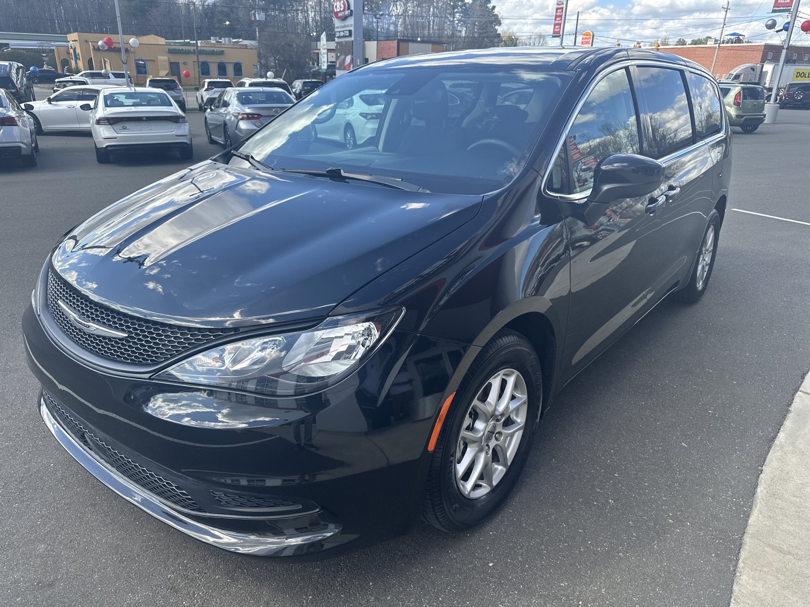 Used 2023 Chrysler Voyager LX FWD image 4