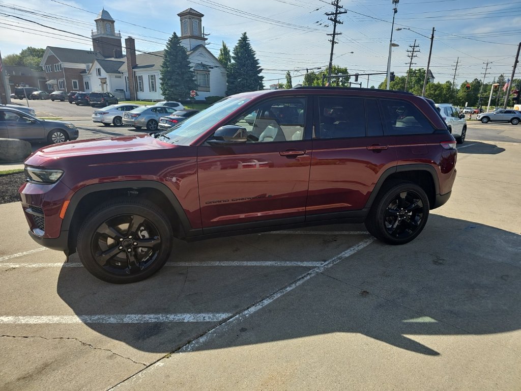 Used 2024 Jeep Grand Cherokee Altitude AWD/4WD image 9