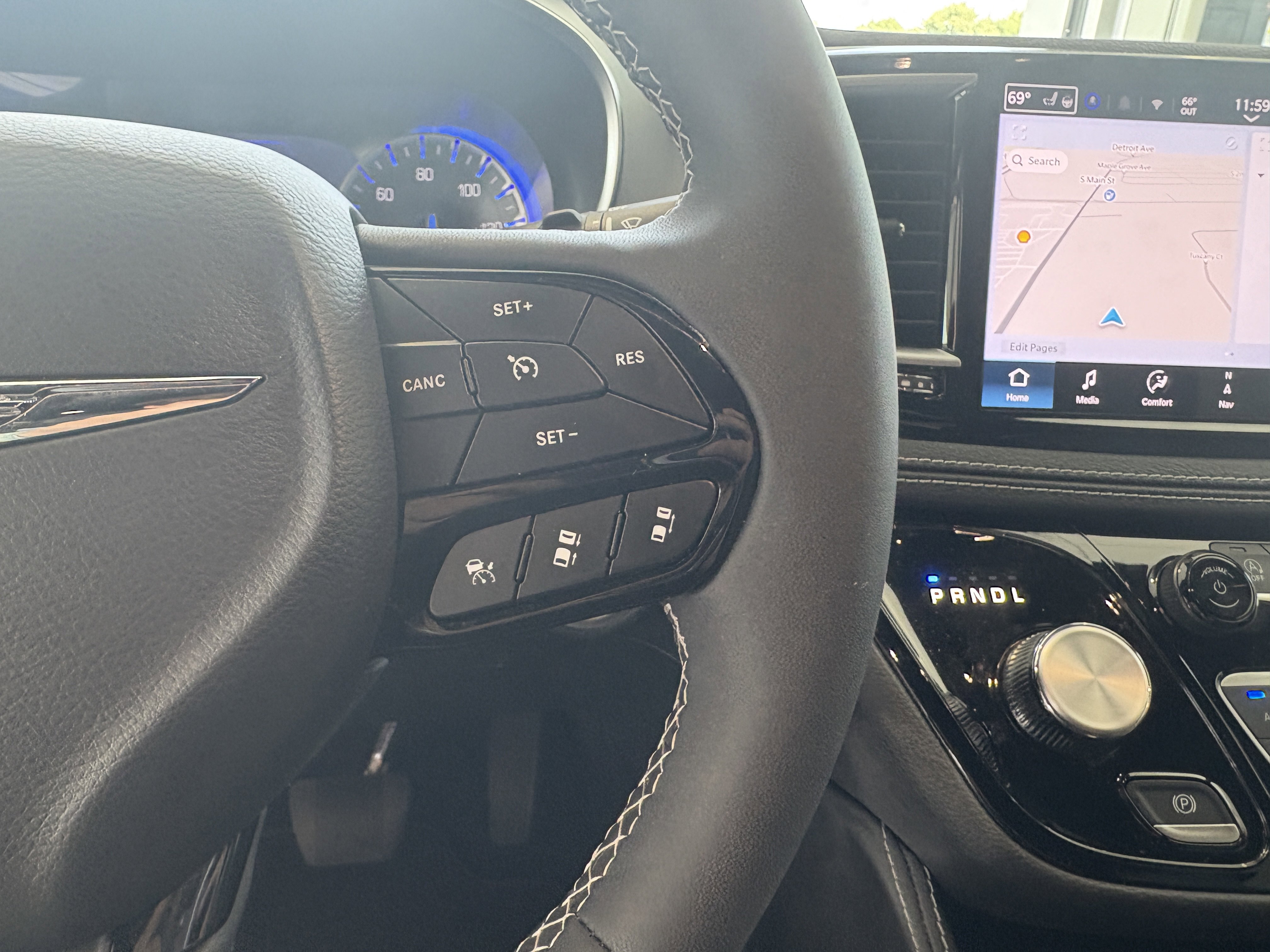 Used 2025 Chrysler Pacifica Limited image 12