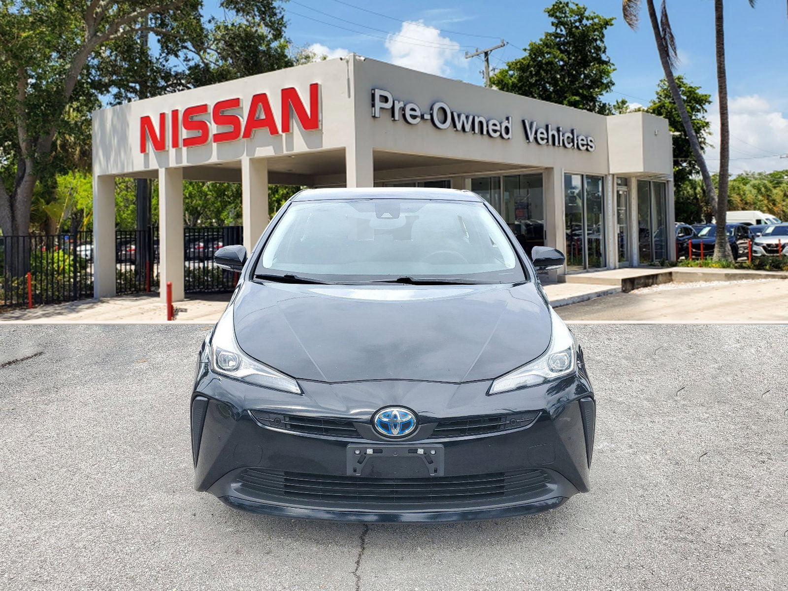 Used 2020 Toyota Prius LE image 2