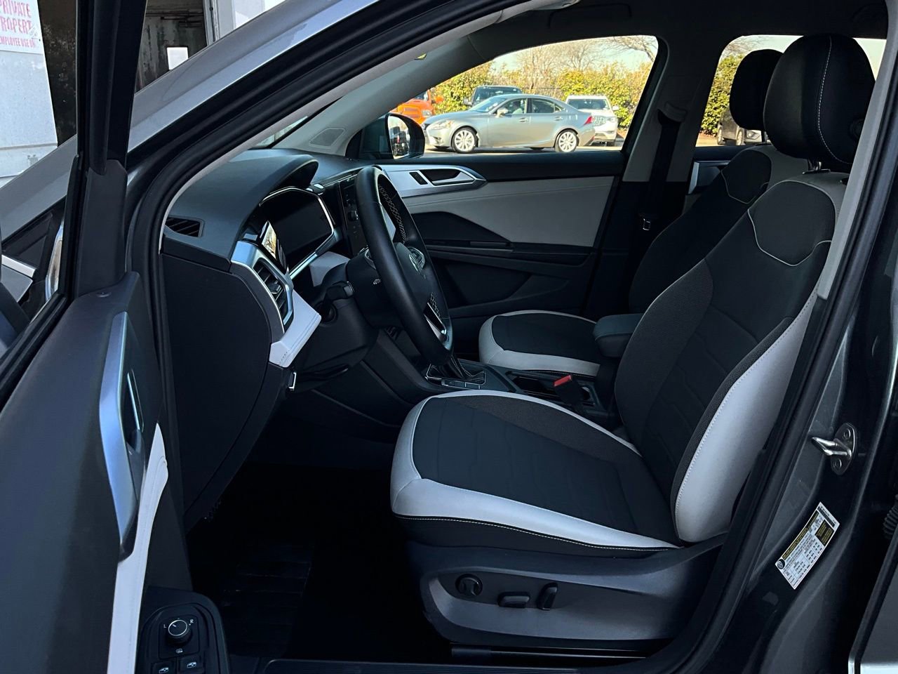 Used 2025 Volkswagen Taos SE image 10