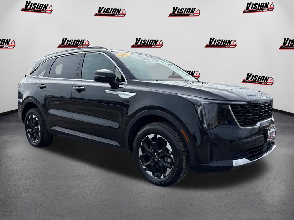 Used 2025 Kia Sorento S image 3