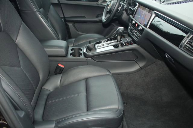 Certified 2025 Porsche Macan image 27