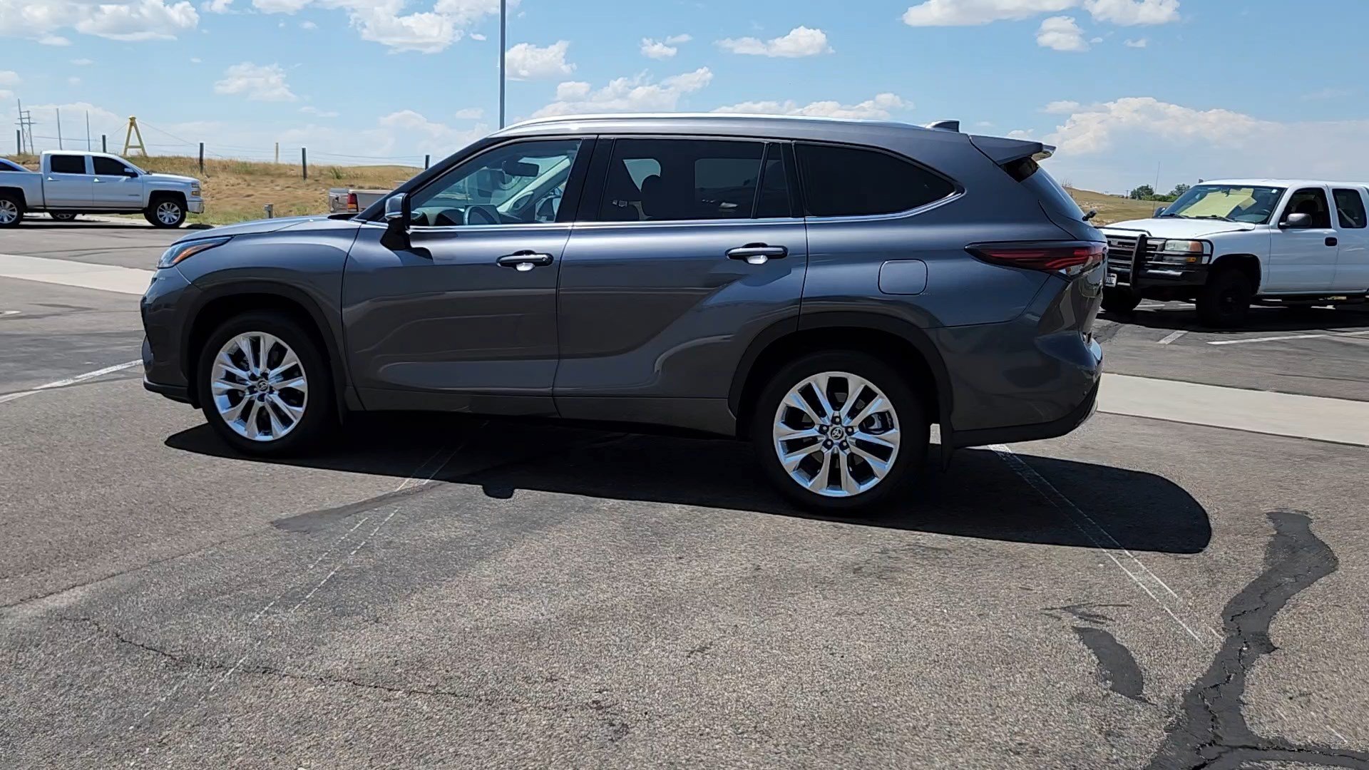 Used 2025 Toyota Highlander Limited AWD/4WD image 2