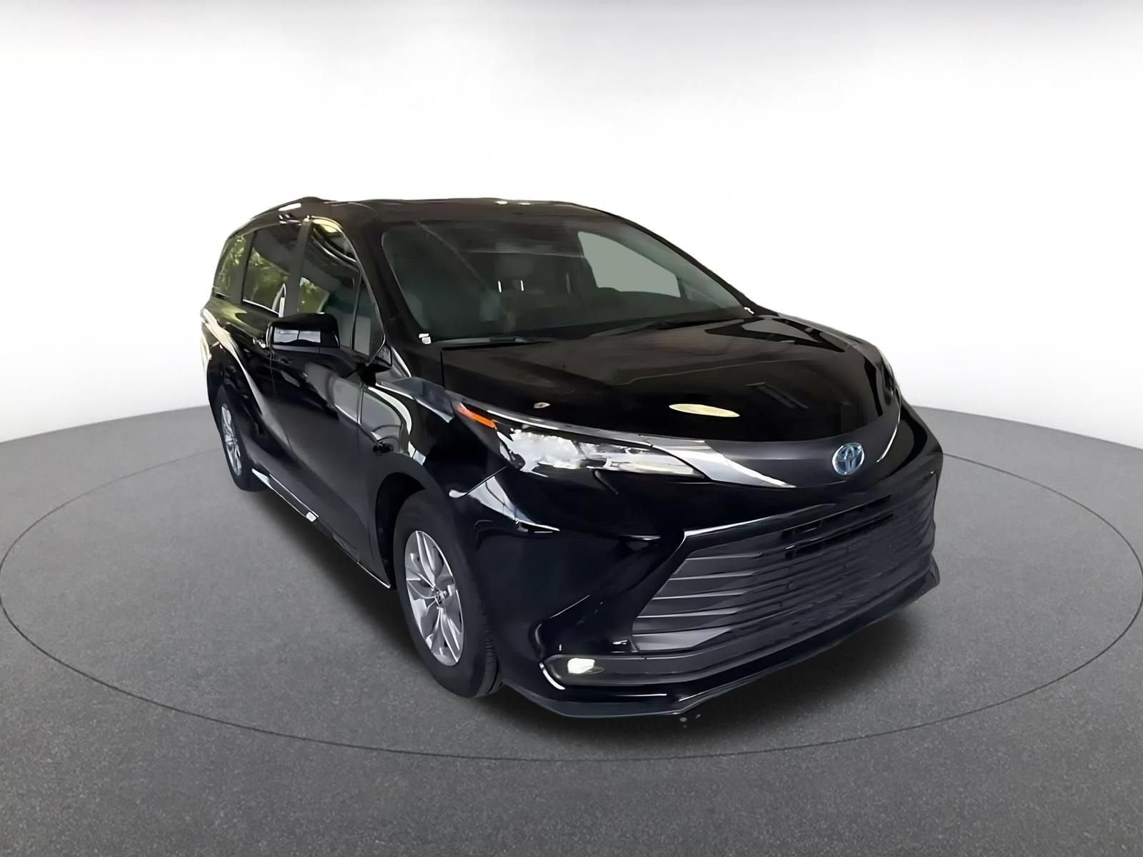 Used 2025 Toyota Sienna XLE FWD image 3