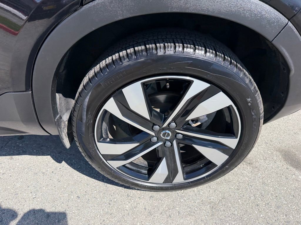 Used 2025 Volvo XC40 B5 Plus image 13