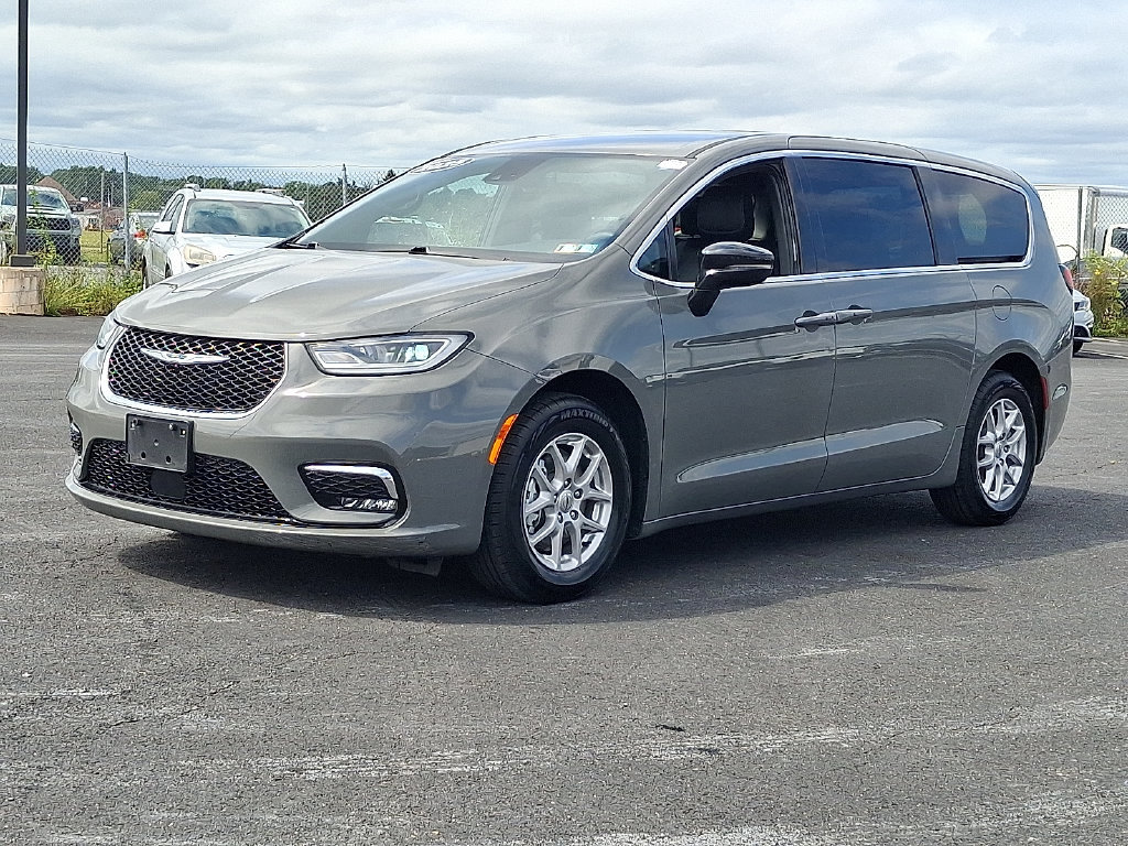 Used 2025 Chrysler Pacifica Select FWD image 3