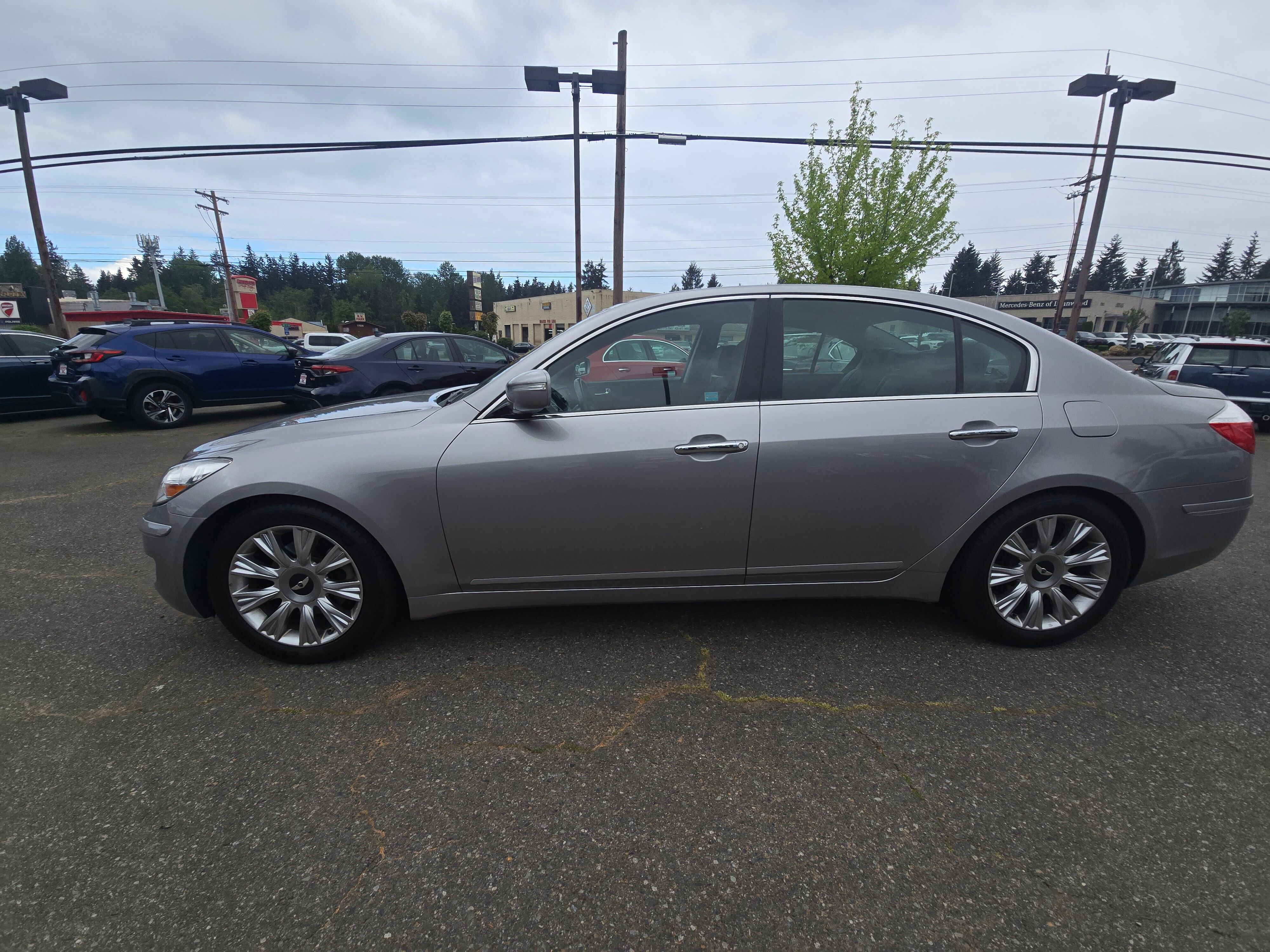 Used 2009 Hyundai Genesis 3.8 w/ Technology Pkg 4 RWD image 4