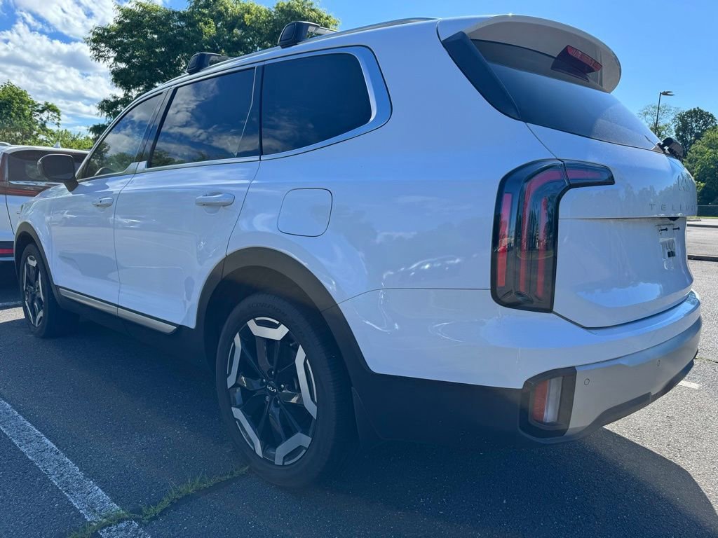 Used 2024 Kia Telluride EX w/ EX Captain's Chair Package AWD/4WD image 3