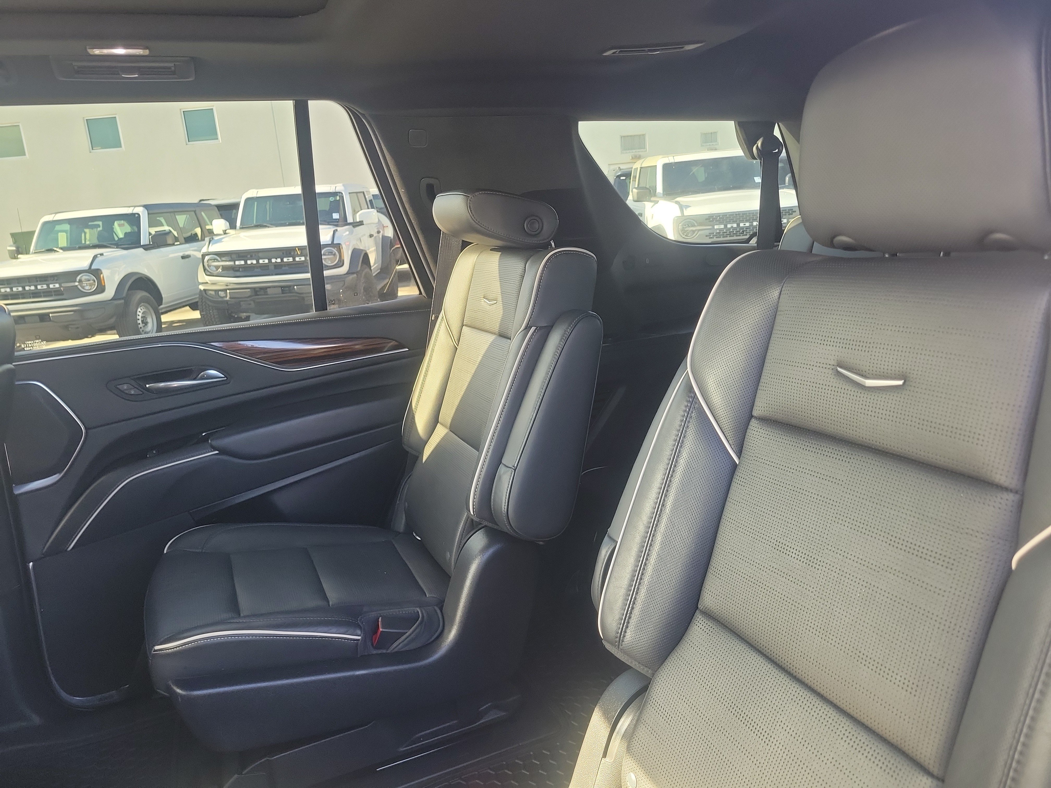 Used 2022 Cadillac Escalade Premium Luxury w/ Performance Package AWD/4WD image 22