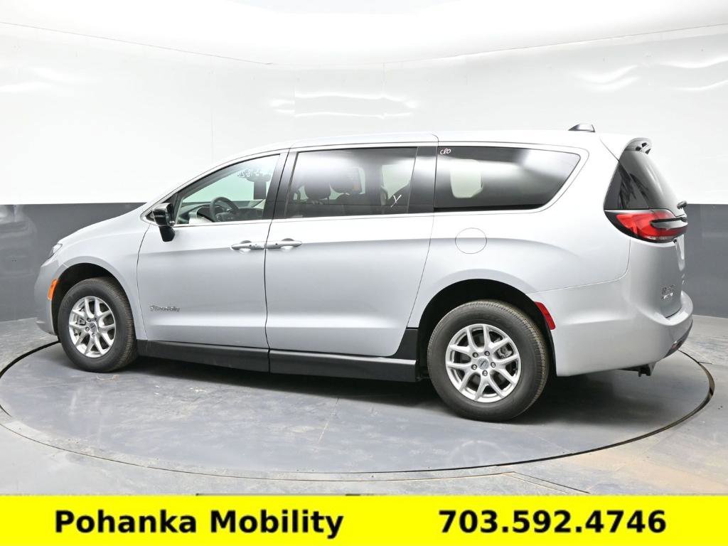 Used 2024 Chrysler Pacifica Touring-L image 20