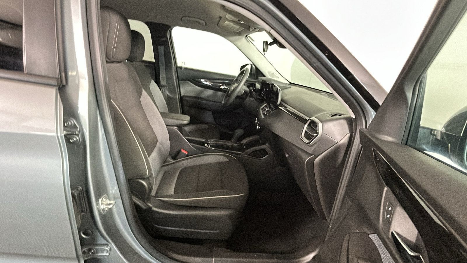 Used 2025 Chevrolet TrailBlazer LT AWD/4WD image 34