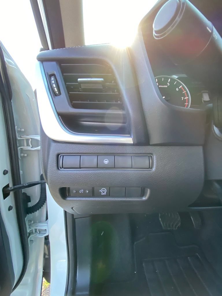 Used 2023 Nissan Rogue SV AWD/4WD image 12