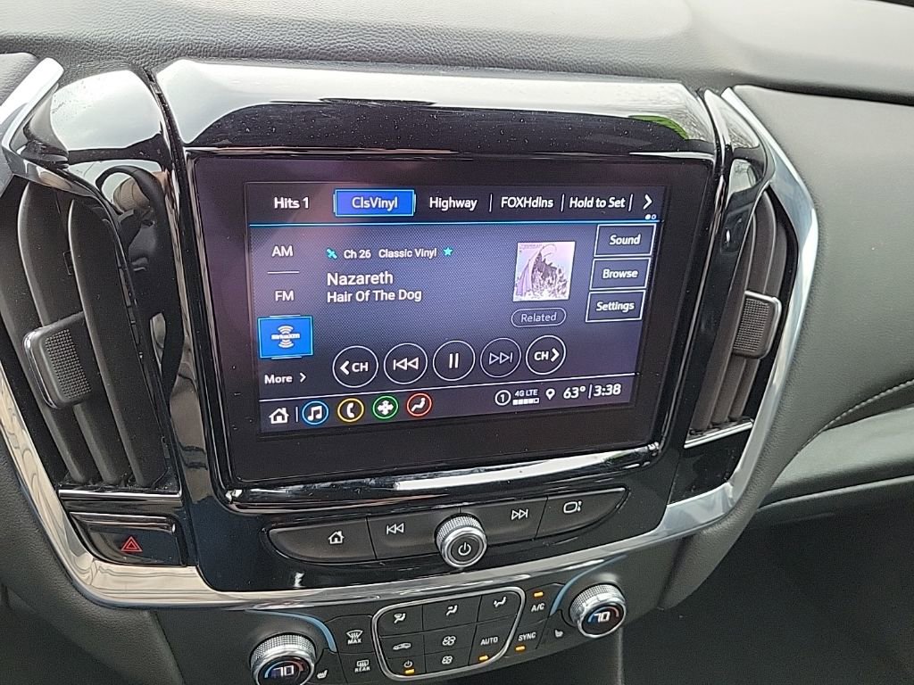 Used 2023 Chevrolet Traverse LT w/ Rear Camera Mirror Package image 18