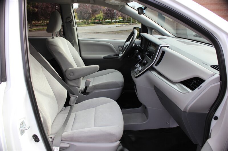 Used 2020 Toyota Sienna L FWD image 19