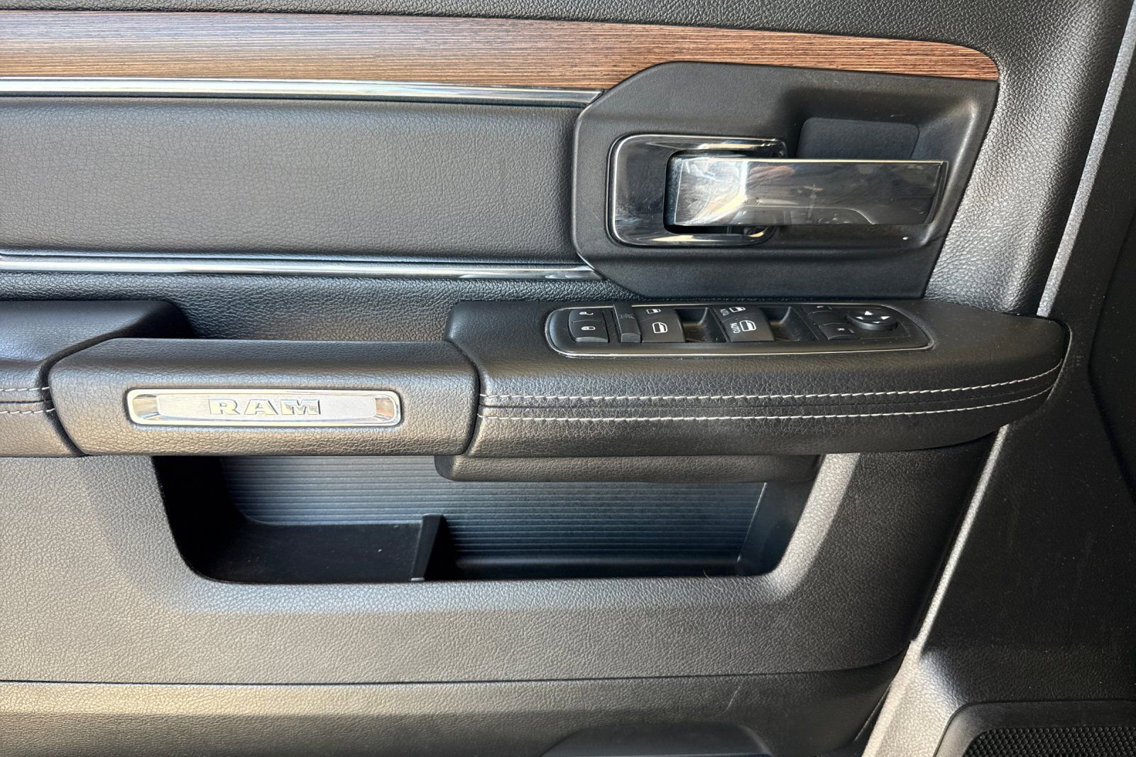 Used 2014 RAM 3500 Laramie RWD image 11