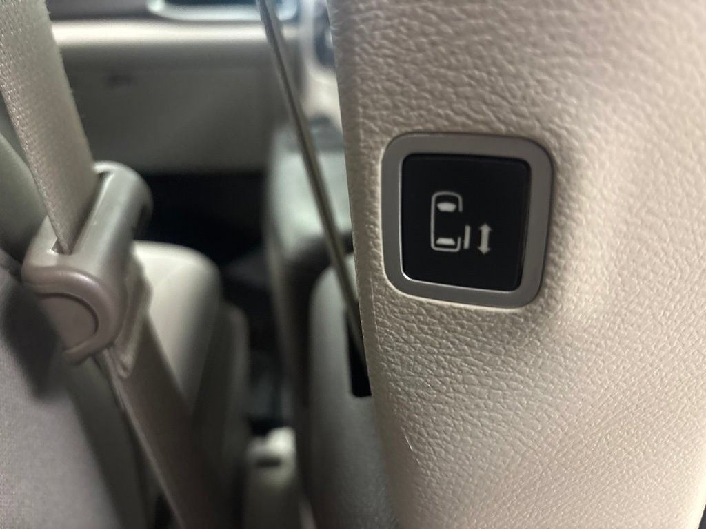 Used 2017 Chrysler Pacifica Touring Plus w/ Tire & Wheel Group FWD image 33