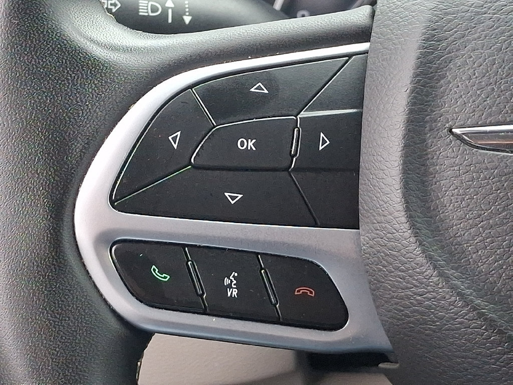 Used 2023 Chrysler Pacifica Touring-L FWD image 20