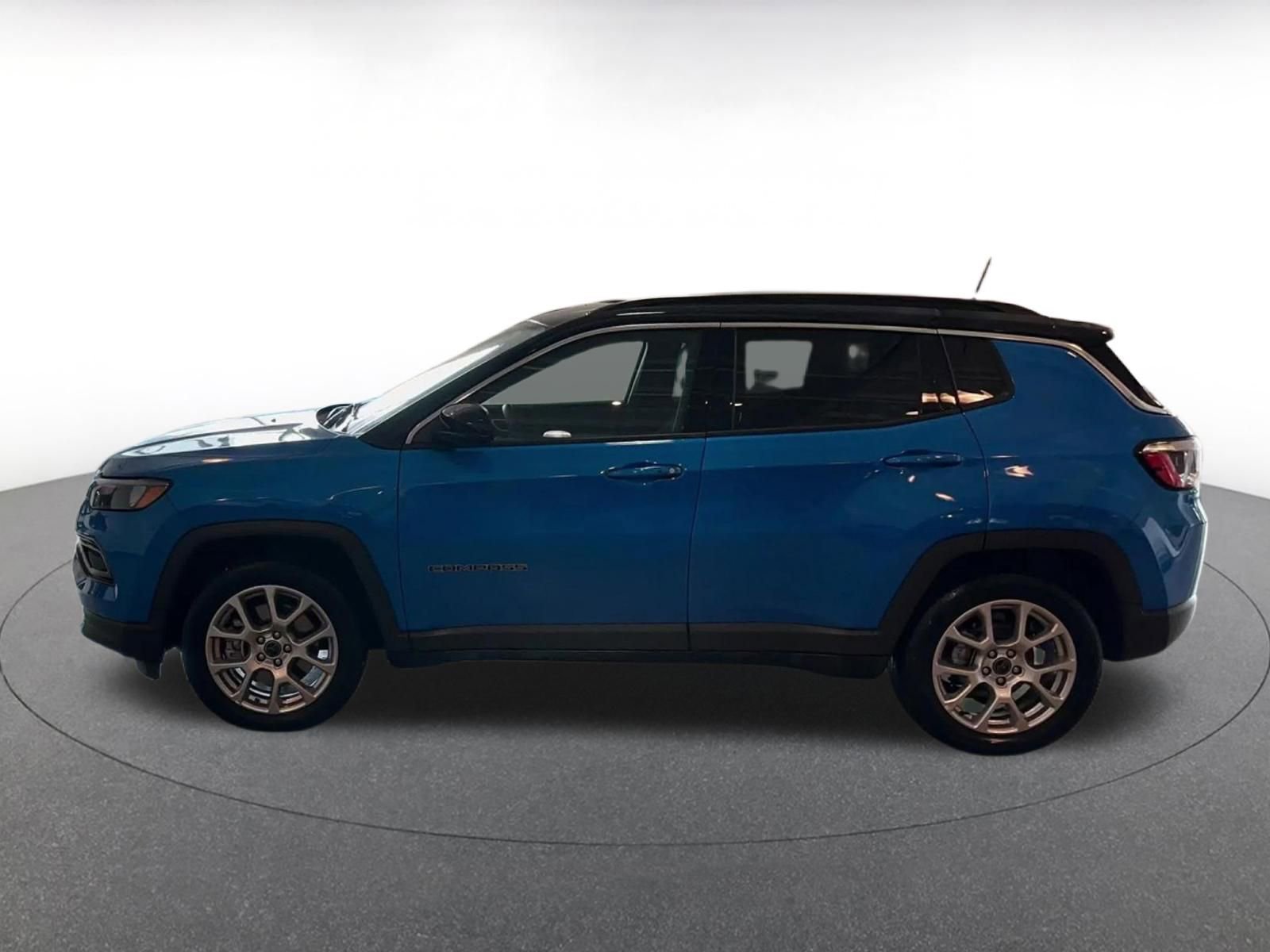Used 2025 Jeep Compass Limited image 9