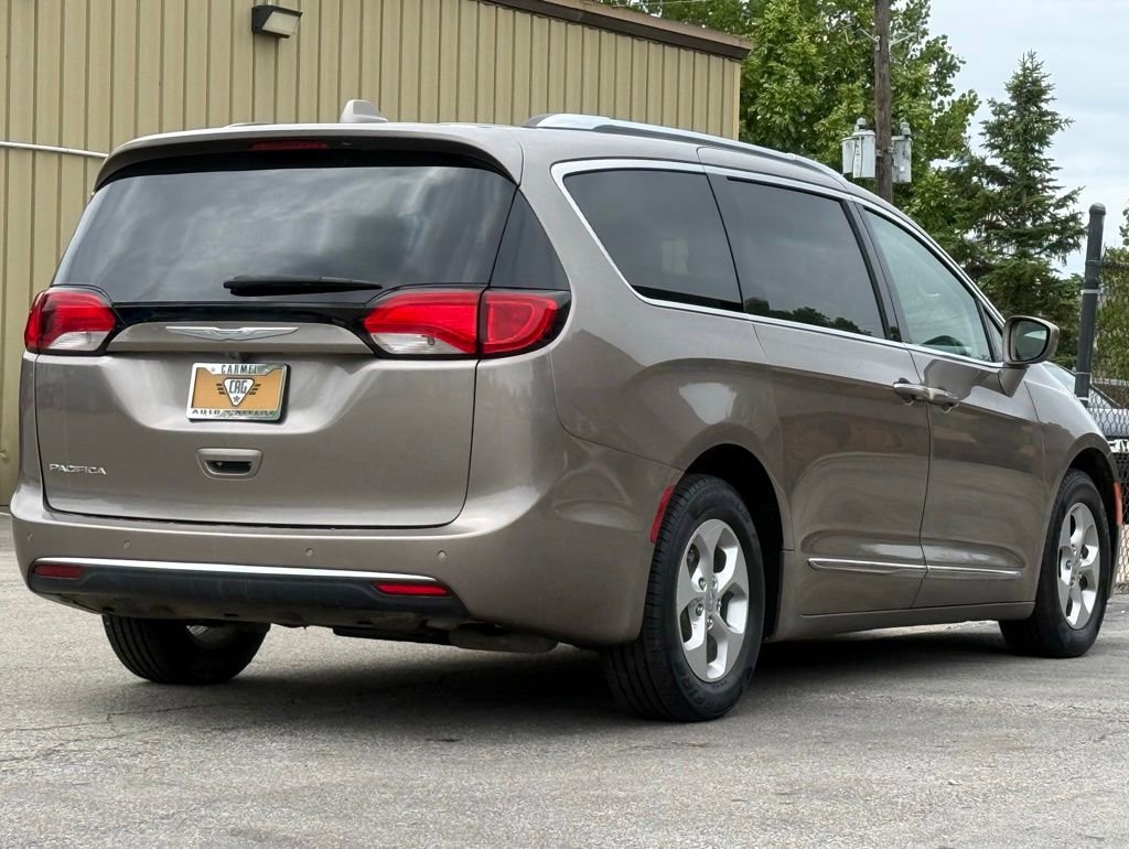 Used 2017 Chrysler Pacifica Touring-L Plus FWD image 5