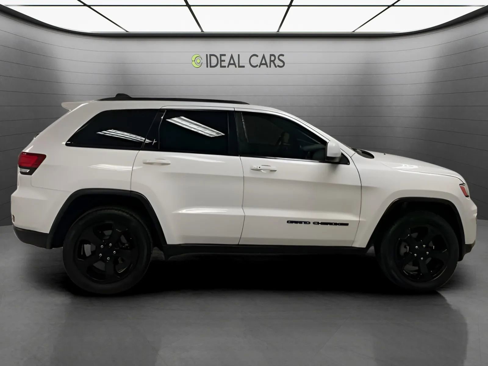 Used 2019 Jeep Grand Cherokee Laredo RWD image 4