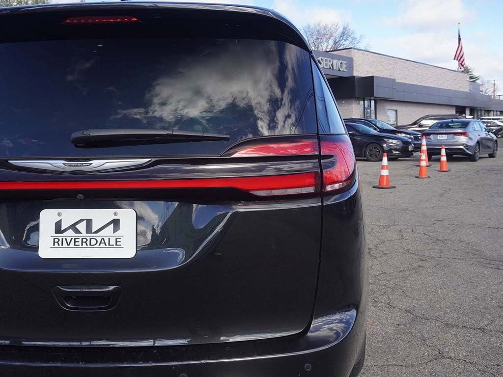 Used 2023 Chrysler Pacifica Touring-L image 16