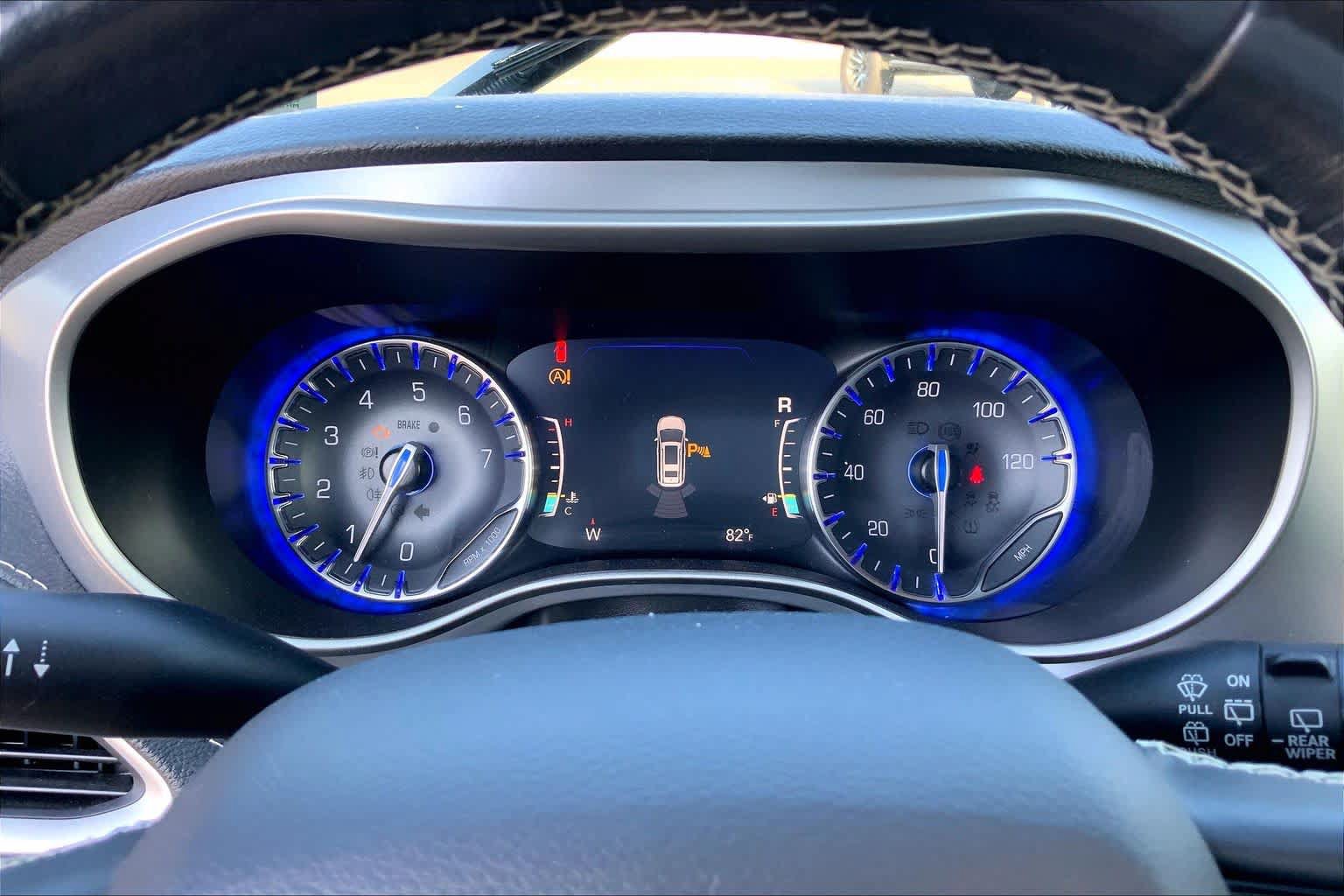 Used 2021 Chrysler Pacifica Touring-L w/ Uconnect Theater Family Group FWD image 23