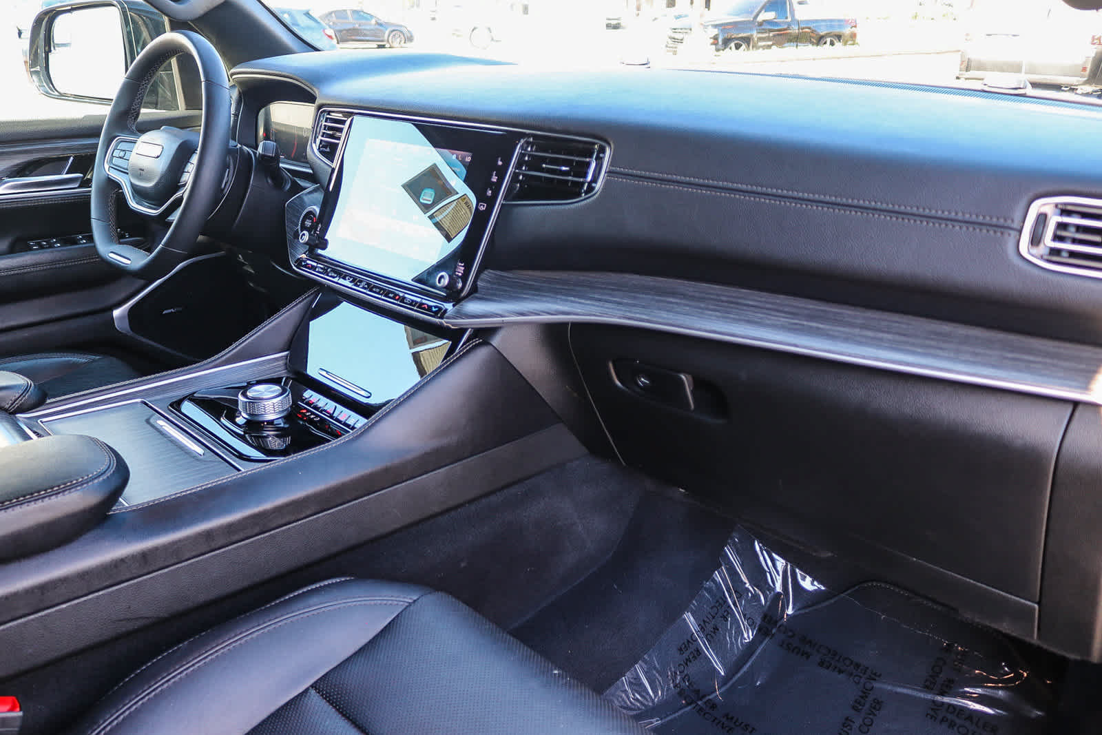 Used 2024 Jeep Wagoneer L Series II RWD image 14