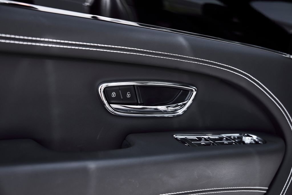 Used 2024 Bentley Bentayga AWD/4WD image 31