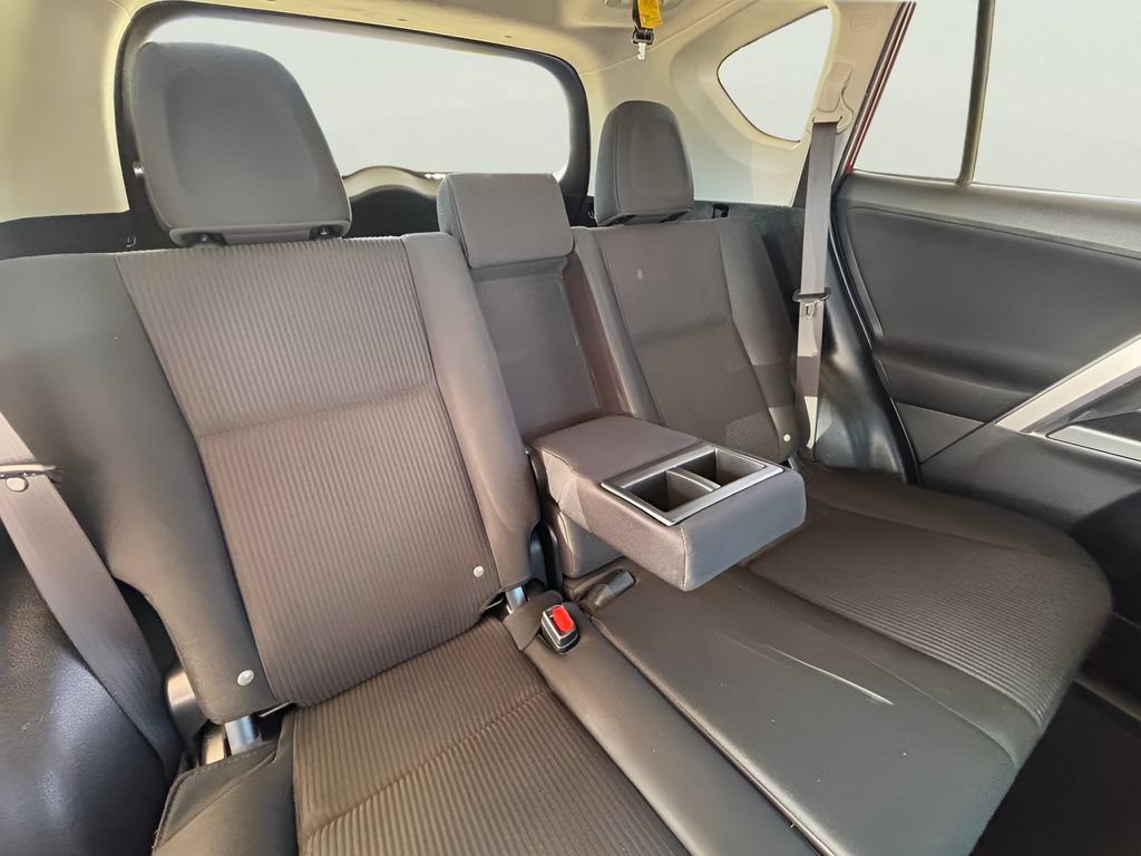 Used 2018 Toyota RAV4 LE FWD image 9