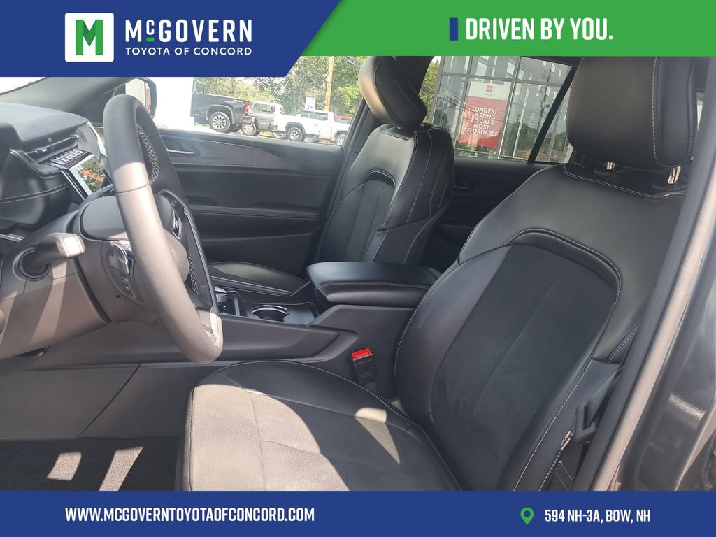 Used 2025 Jeep Grand Cherokee Altitude AWD/4WD image 16