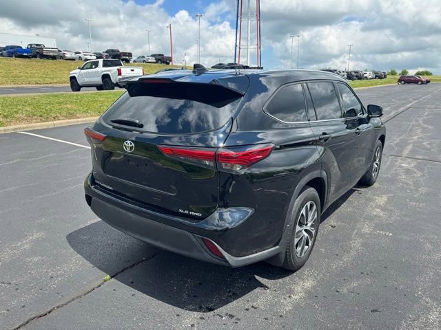 Used 2021 Toyota Highlander XLE AWD/4WD image 3