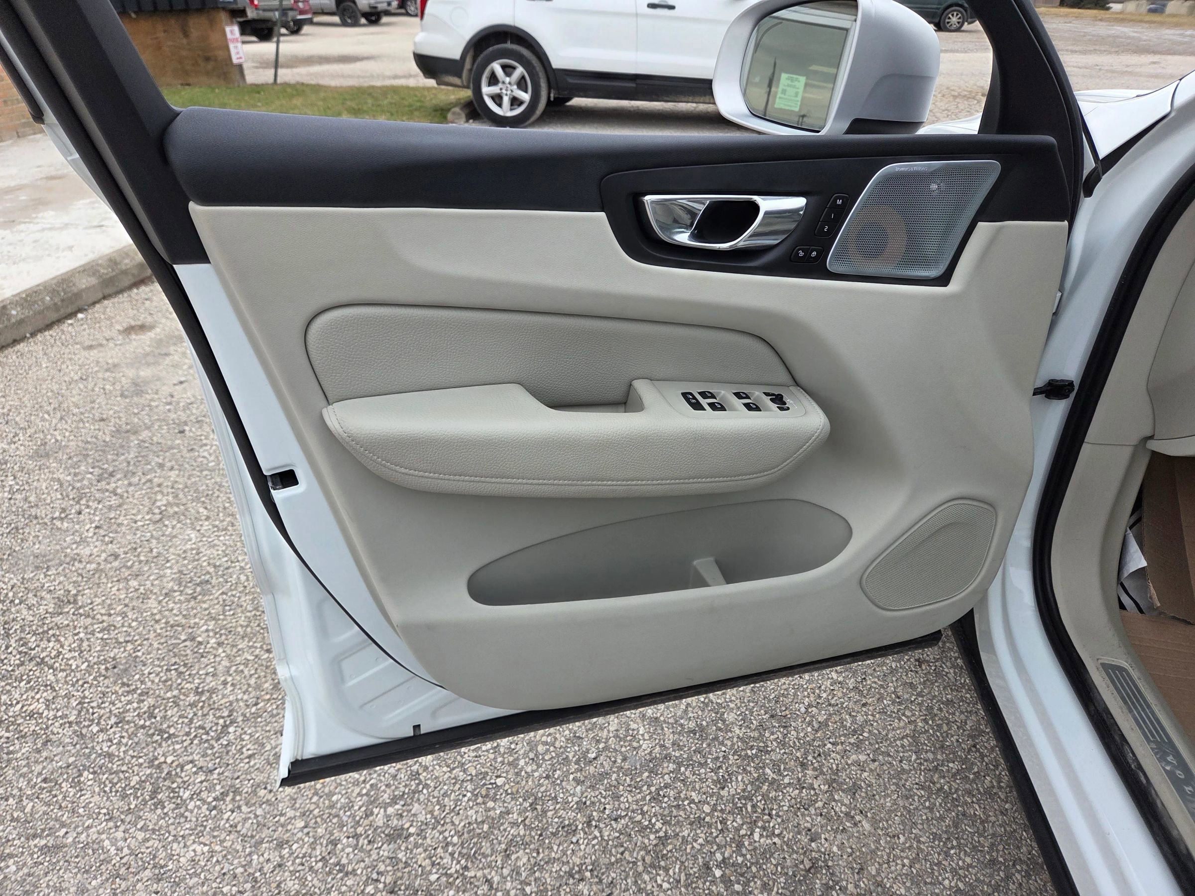 Used 2018 Volvo XC60 T8 Inscription w/ Advanced Package image 17