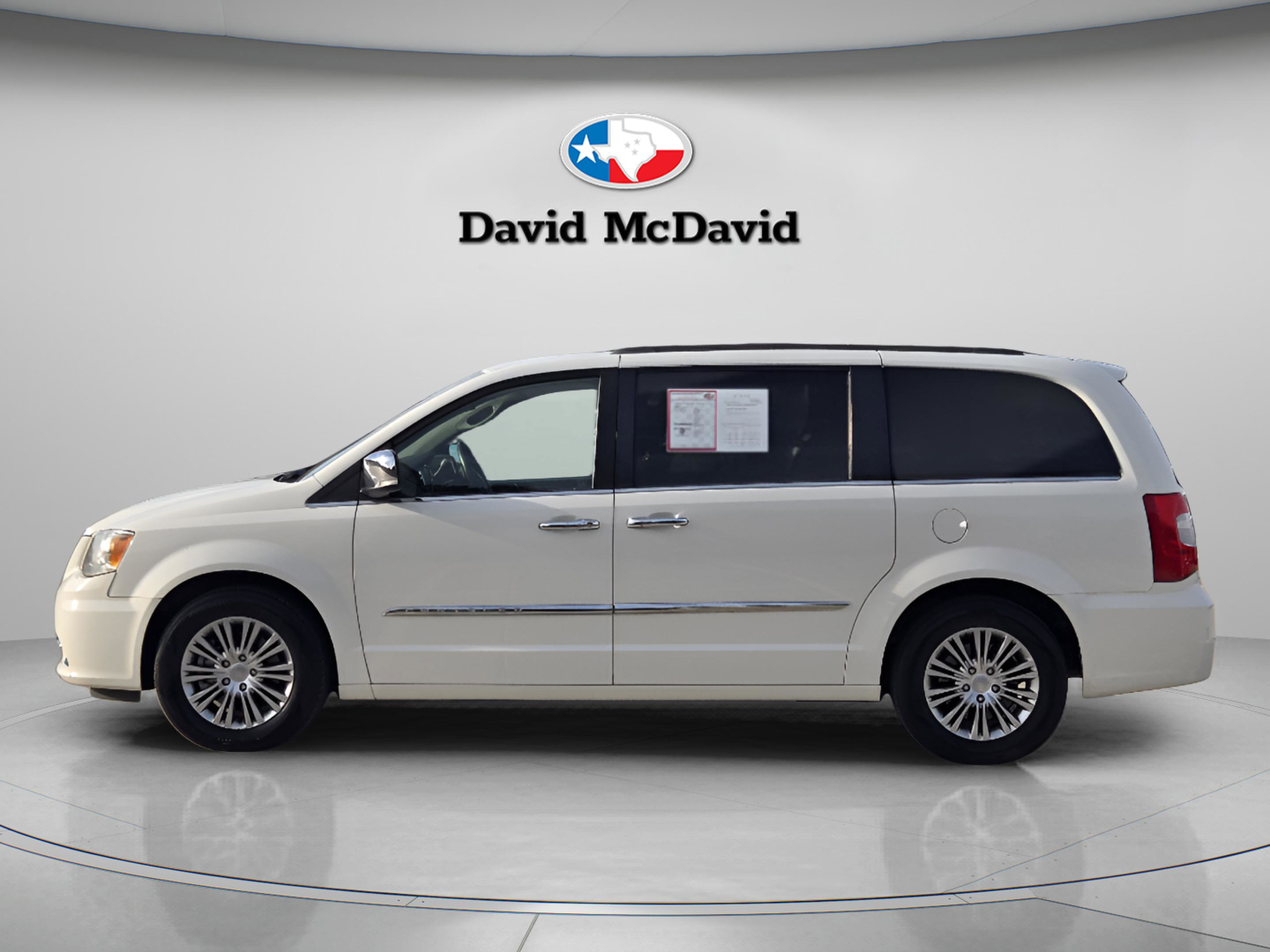 Used 2013 Chrysler Town & Country Touring-L w/ Driver Convenience Group FWD image 2