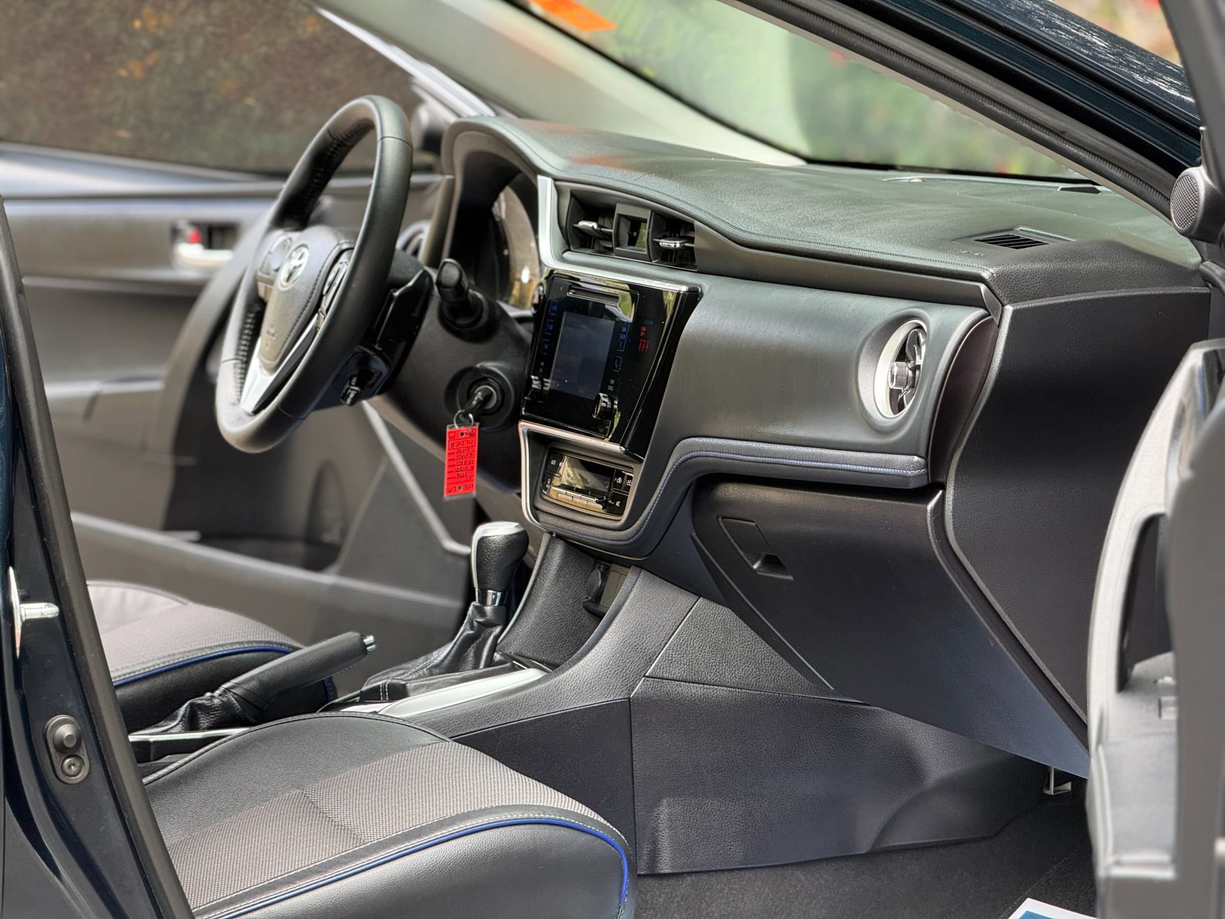 Used 2019 Toyota Corolla SE w/ Carpet Mat Package (TMS) FWD image 10