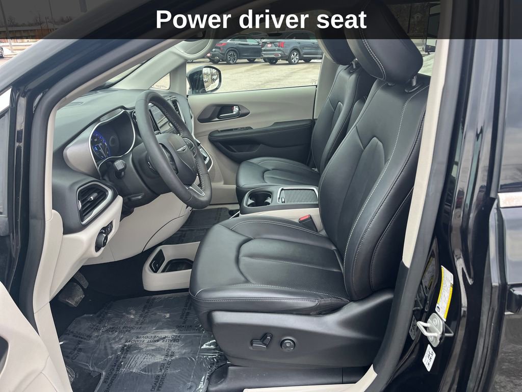 Used 2024 Chrysler Pacifica Touring-L image 12
