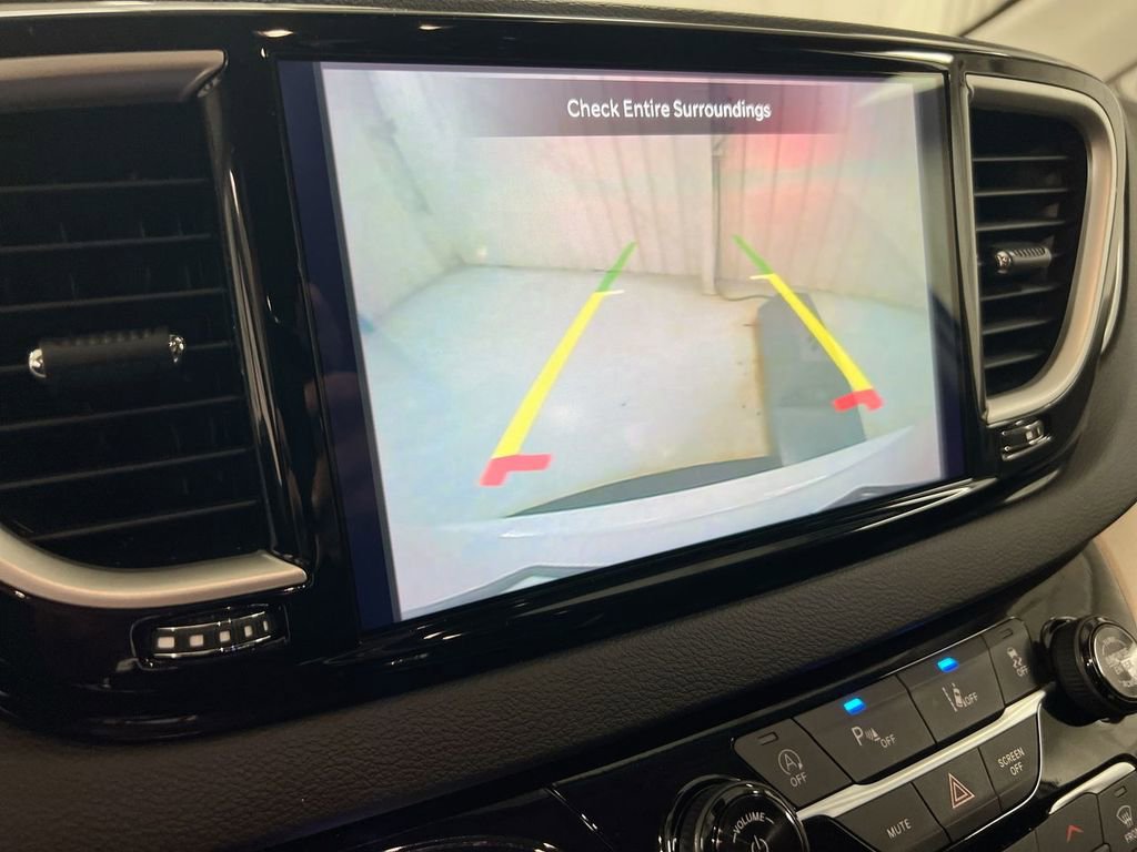 Used 2024 Chrysler Pacifica Touring-L image 14